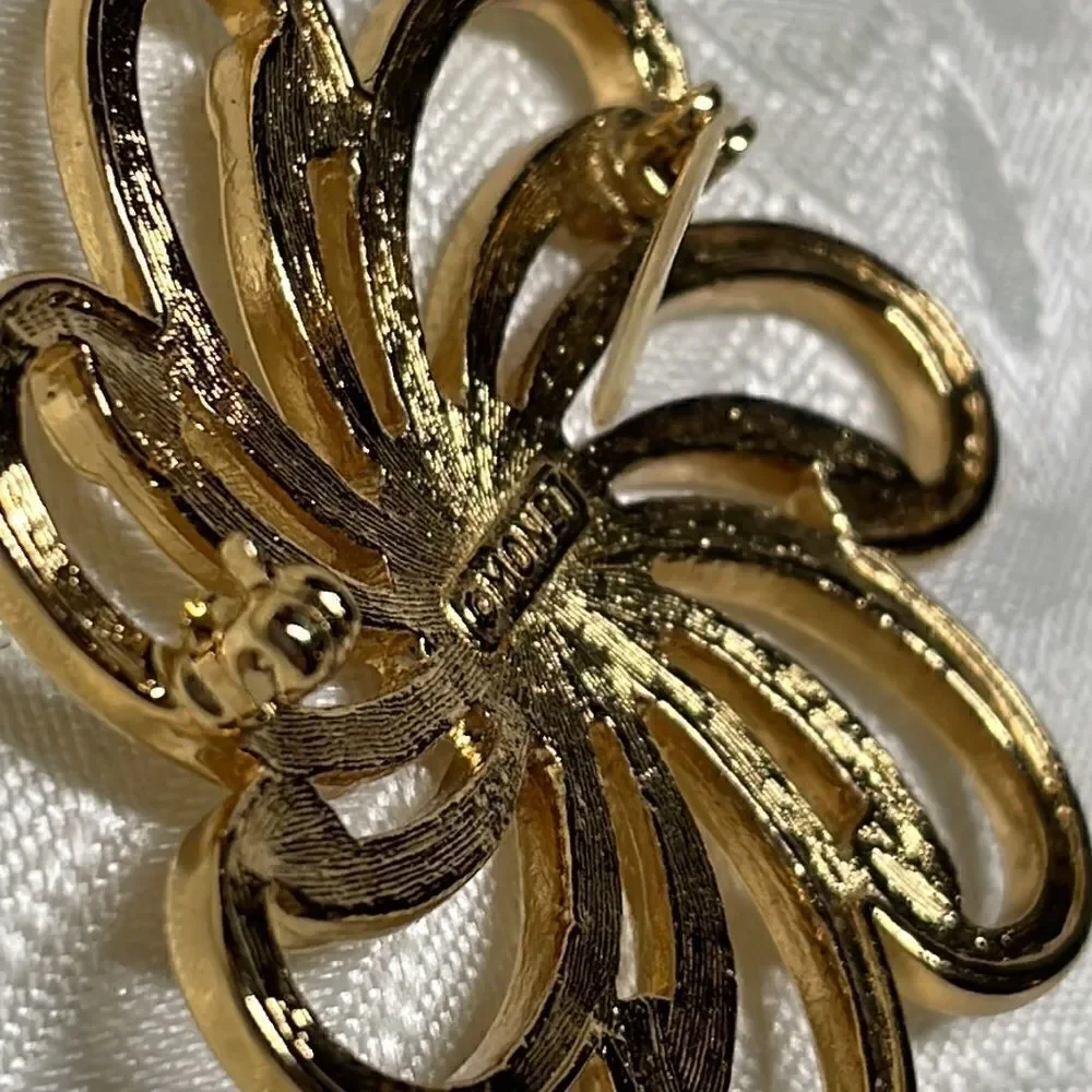 Vintage Monet gold tone classic radial design brooch pin